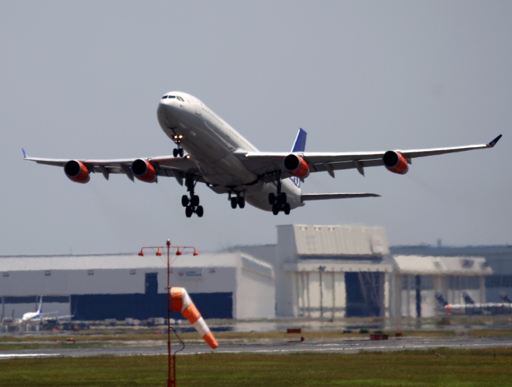 飛び立ち　SAS A340-300