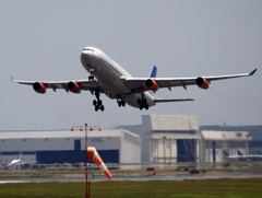 飛び立ち　SAS A340-300