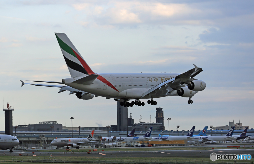 「はれ」 Emirates航空A380-861 A6-EDE到着