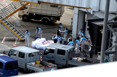 機外でのクルーのチェック（何か持っていないですか？）