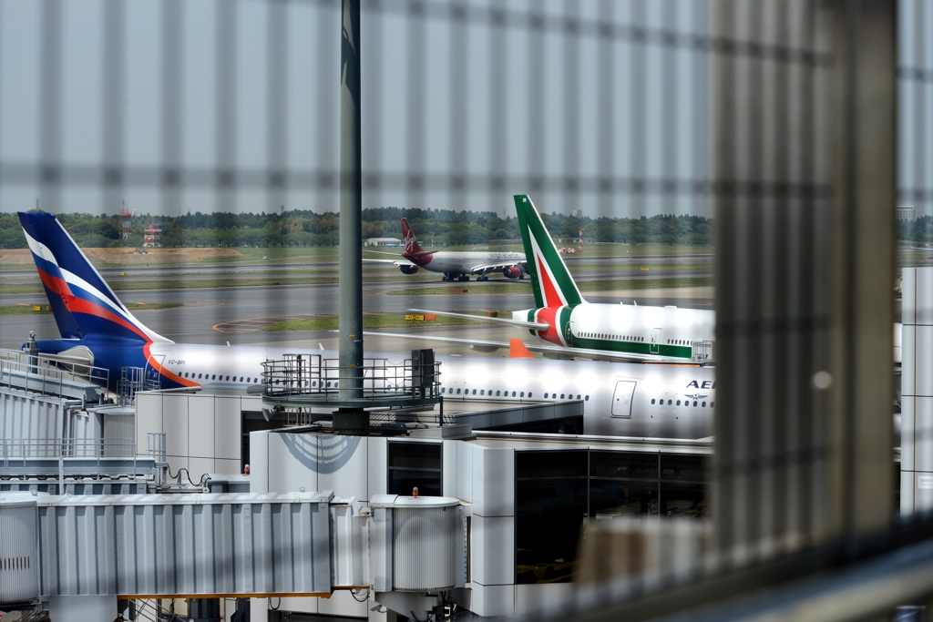 空港　風景（18）出発 A340-600赤いエンジン