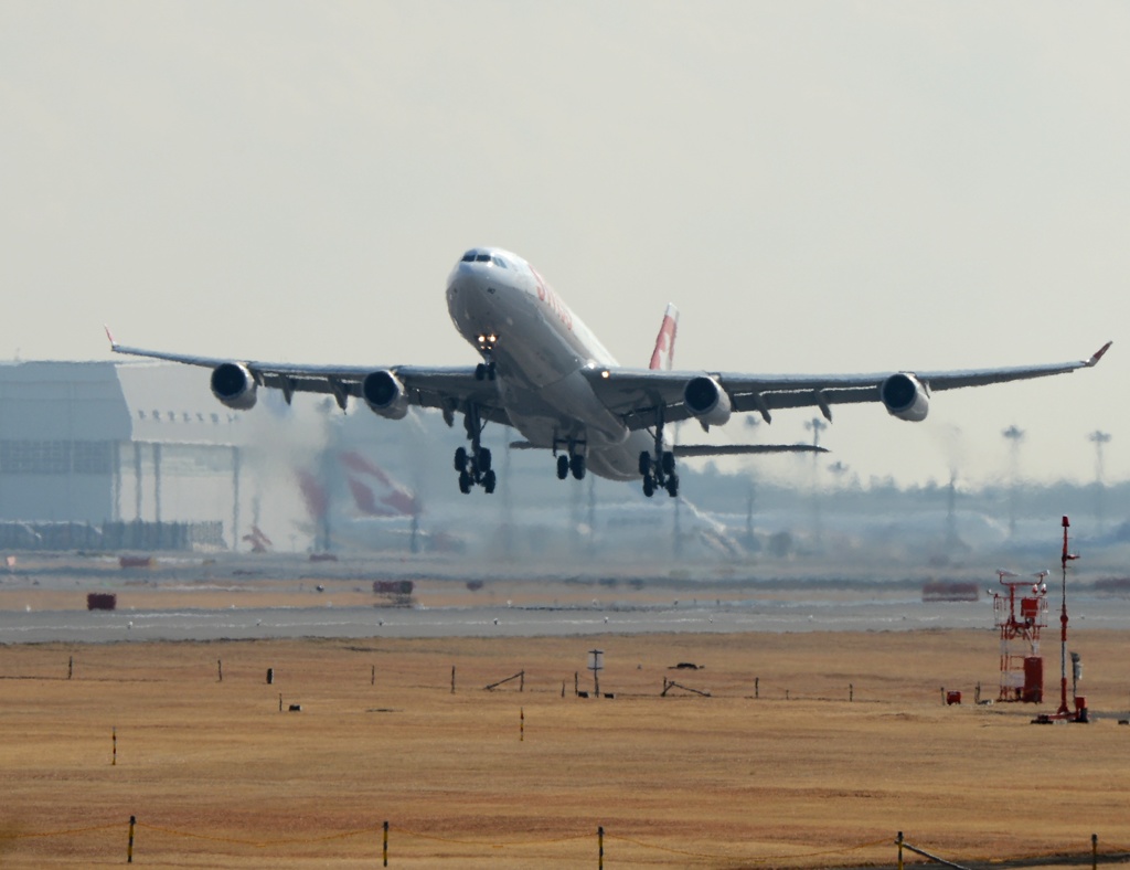 飛び立ち SWISS A340-313