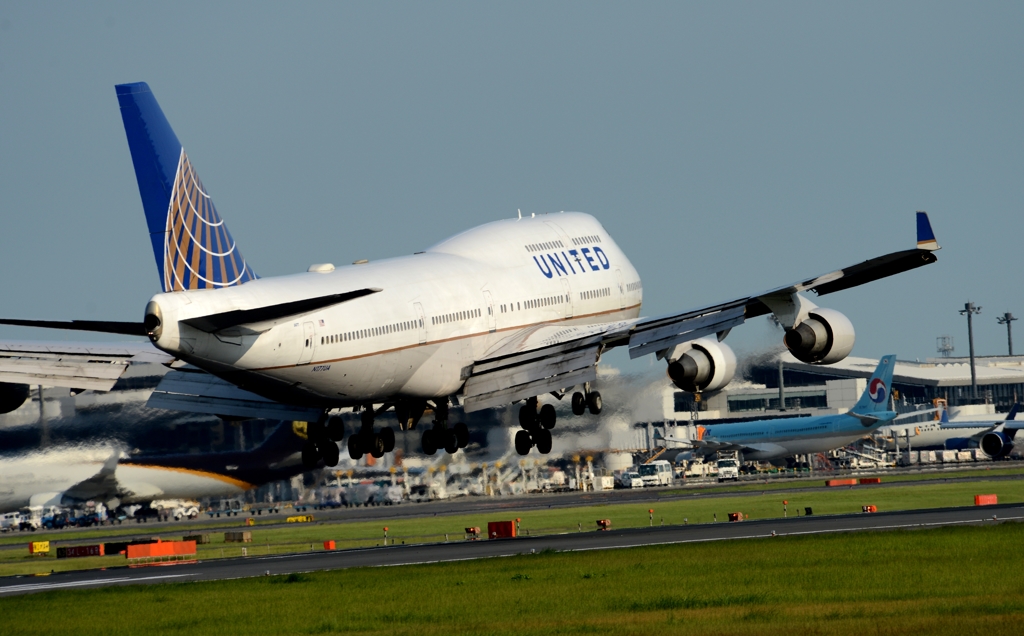 着陸（72）UNITED 747-400 
