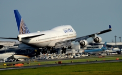 着陸（72）UNITED 747-400 