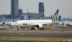出発 Alitalia 777-200 EI-DBK