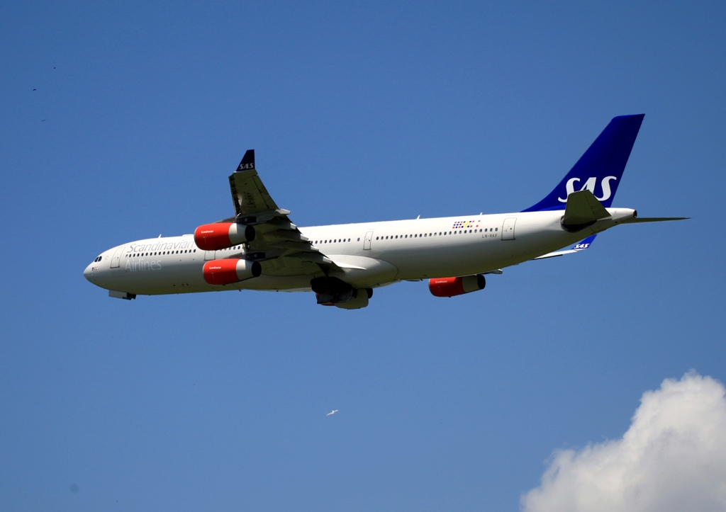 出発　SAS A340-300 ↓+ 