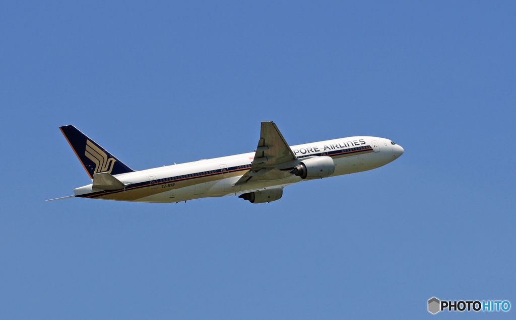 [青い空]　Singapore 777-212 9V-SRP