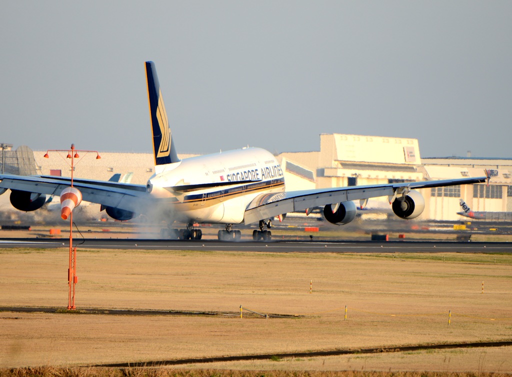到着 SINGAPORE A380-841