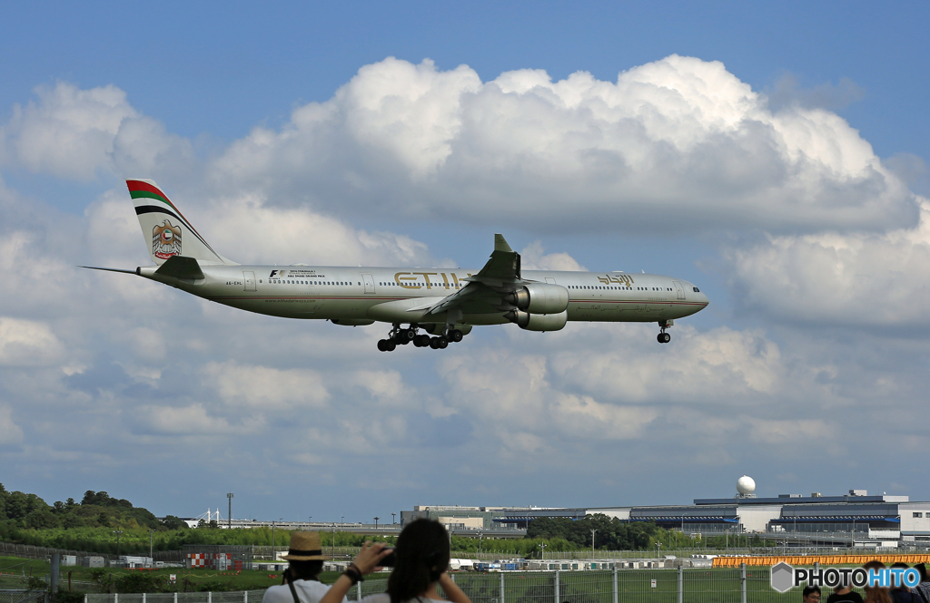 「雲」とETIHAD A340-642 A6-EHL 