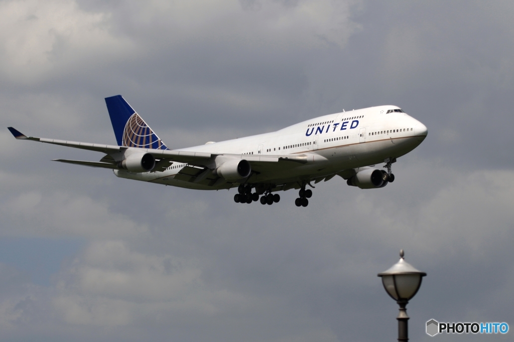 着陸　UNITED７４７ジャンボ機