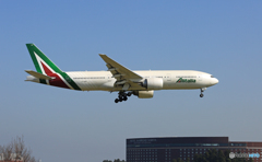 着陸 Alitalia 777-200 EI-DBK
