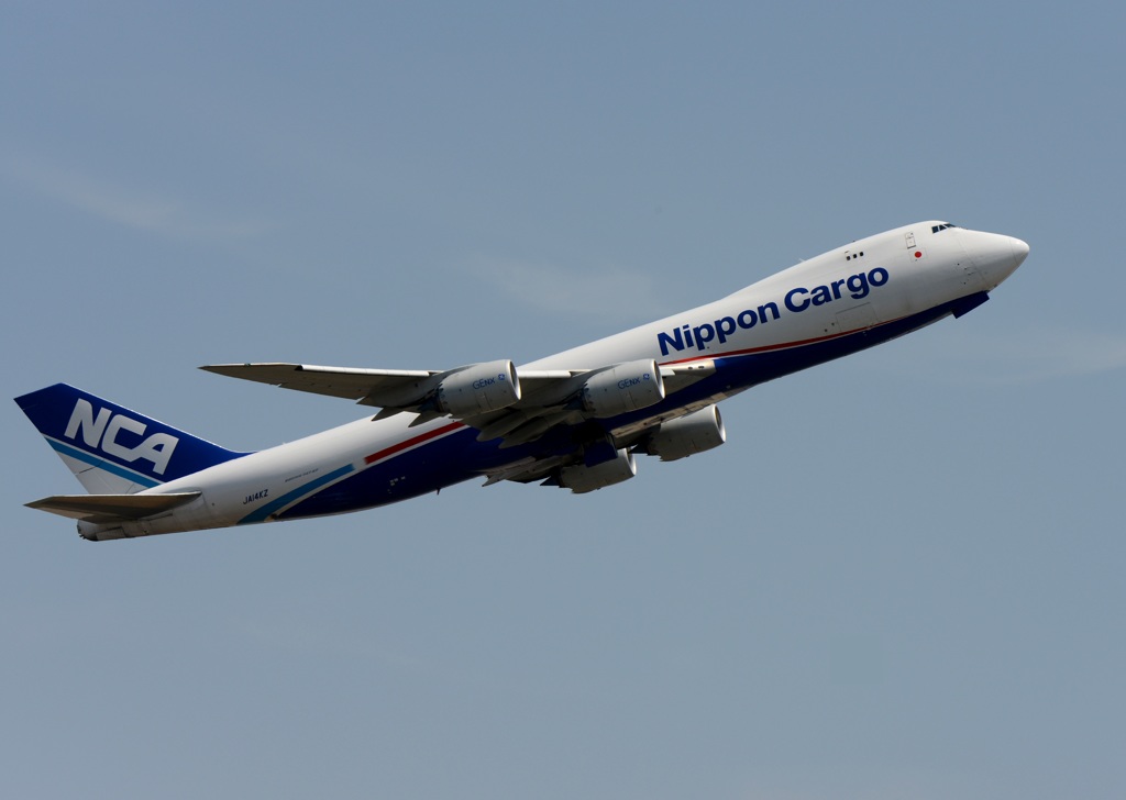 NCA 747-8KZF 飛び立ち