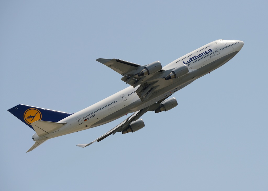 出発　Lufthansa 747-430