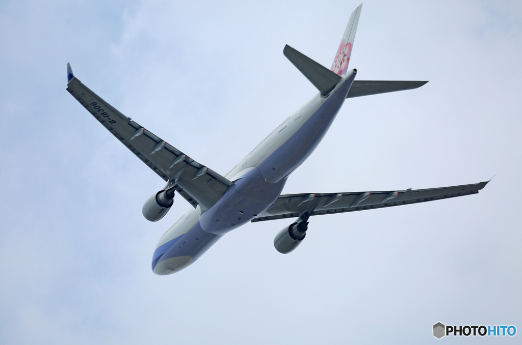 「雲」と？　China A330-302 B-18306離陸 