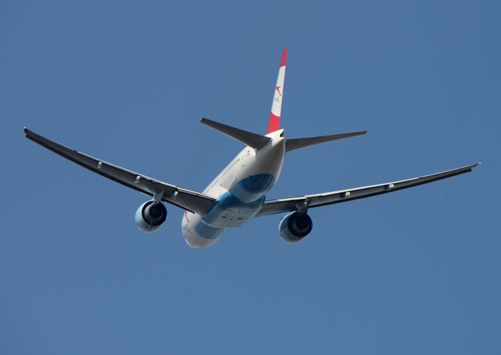 飛び立ち Austrian 777-2Z9