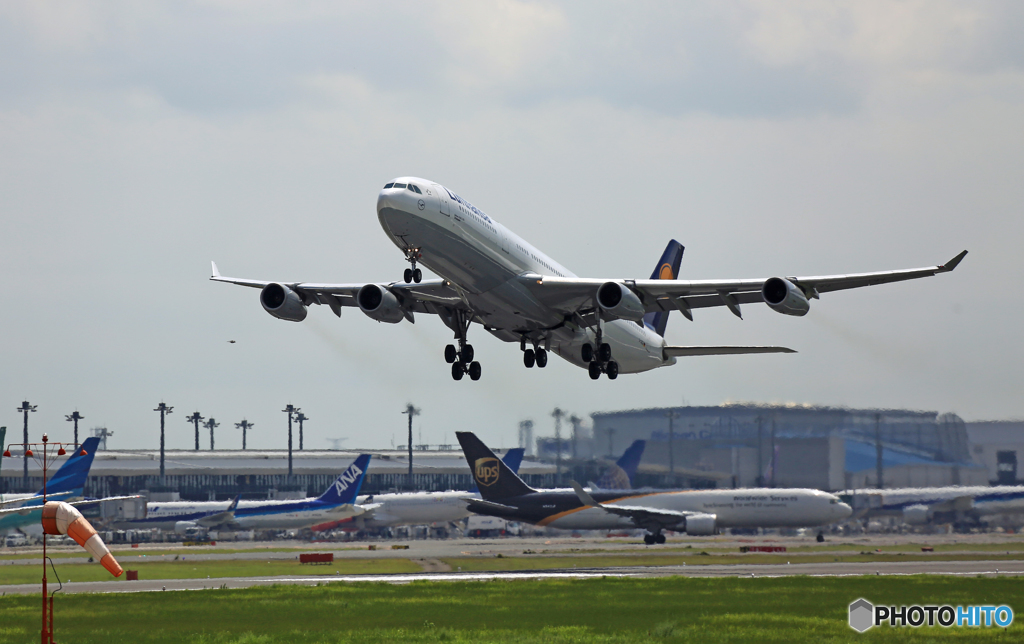 出発 Lufthansa A340-313 D-AIGC