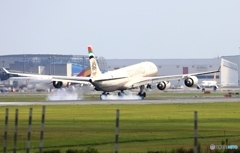 ETIHAD A340-500 到着　