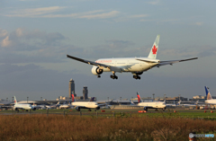 着陸 AIR CANADA 777-333 C-FIUR