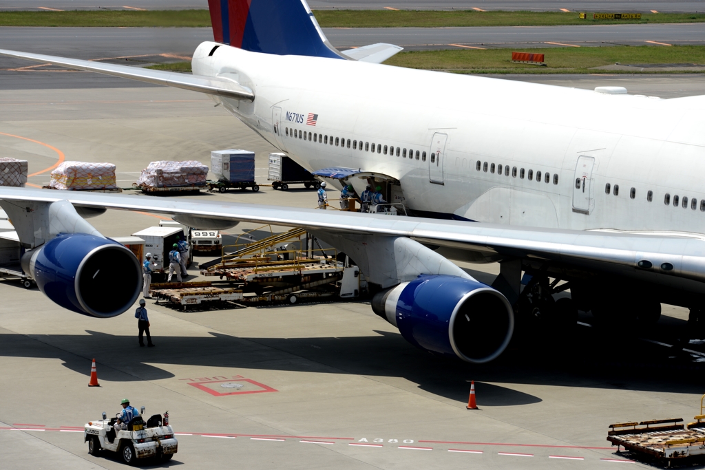 空港　風景（19）ジャンボ機は荷物も多い！
