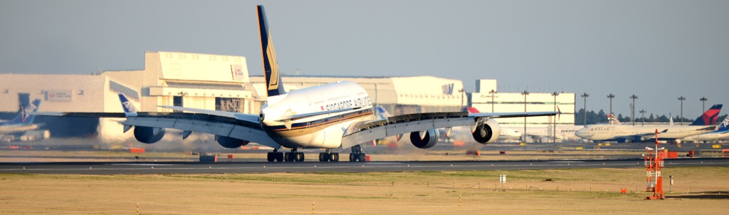 SINGAPORE A380-841 到着
