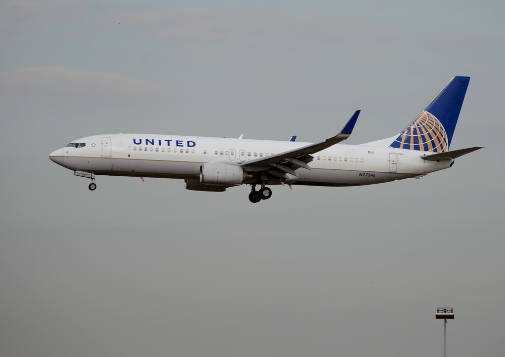 着陸 UNITED 737-824