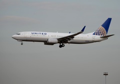 着陸 UNITED 737-824