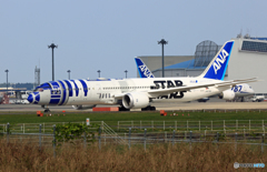 出発「R2-D2」 787-9 STAR WARS