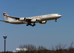 ETIHAD A340-541 着陸