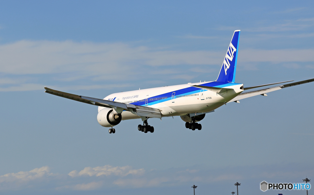 [青い空]  ANA 777-381 JA733A