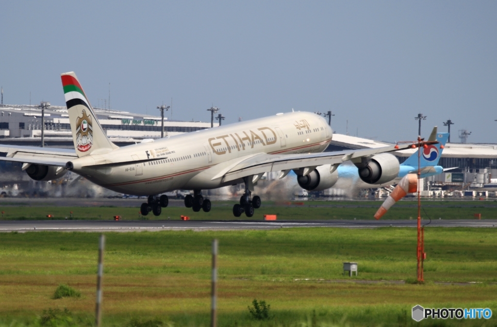ETIHAD A340-541 着陸　