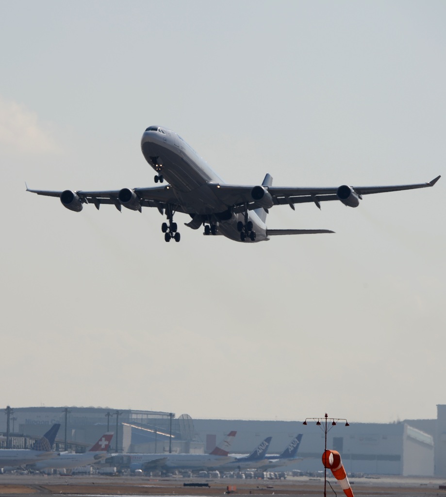Lufthansa A340-313 離陸