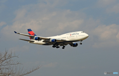 「SKY」 DELTA 747-400 N667US 着地前