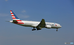 着陸 American 777-200 N775AN