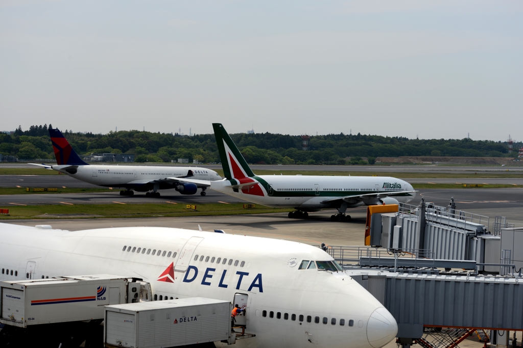Delta 747 / A330 / Alitalia 777