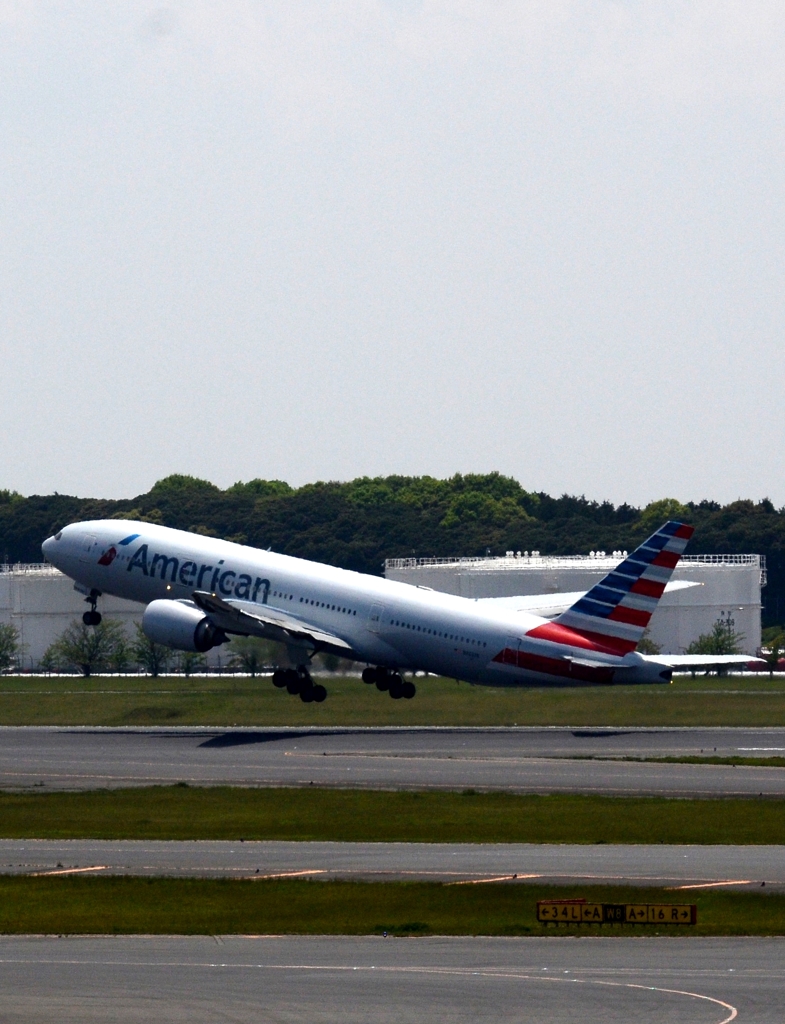 飛び立ち（127）American 777-223ER 　