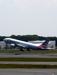 飛び立ち（127）American 777-223ER 　