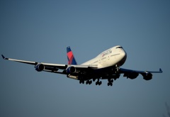 着陸（215）DELTA 747-400