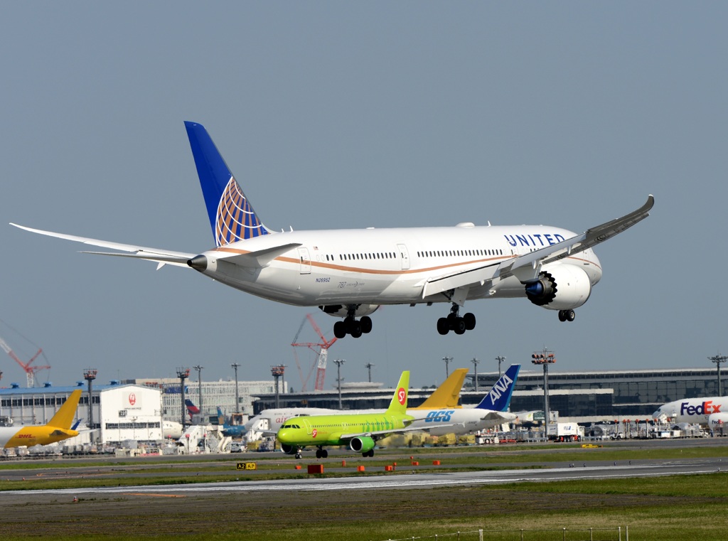 到着　UNITED 787-8