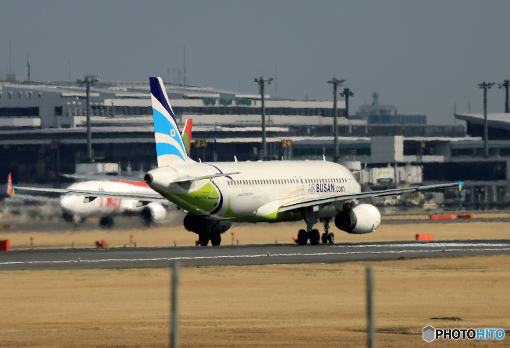 「スカイ」　Air Busan 737-86J HL8058 離陸