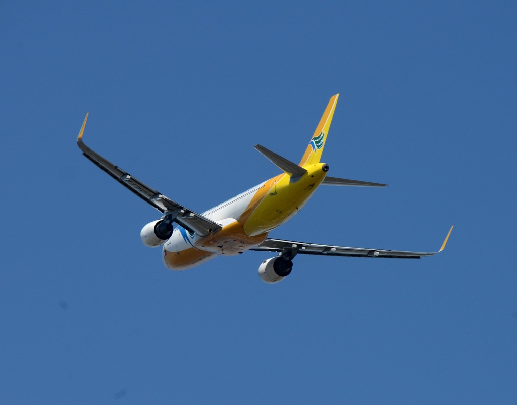 飛び立ち  SEBU A320-214
