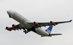 離陸（37）SAS  A340-313