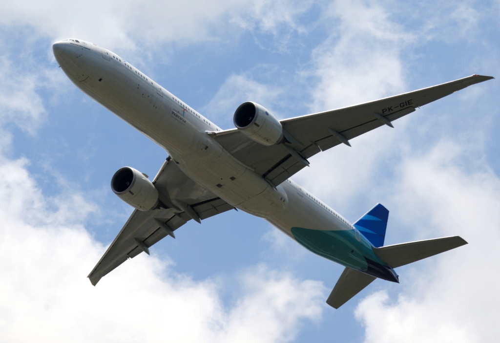 ｶﾞﾙｰﾀﾞｲﾝﾄﾞﾈｼｱ　777-3U3 飛び立ち　