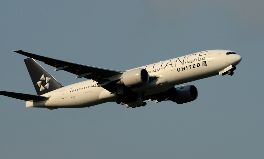 離陸（190）UNITED 777-200ER
