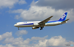 「青い空」が一番 ANA 767-381 JA616A到着