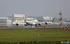 到着 Etihad A340-642 A6-EHK