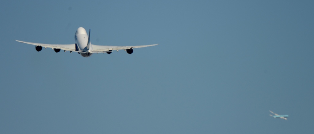 離陸 NCA 747-8KZF+