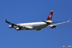 出発　SWISS A340-313 HB-JMG