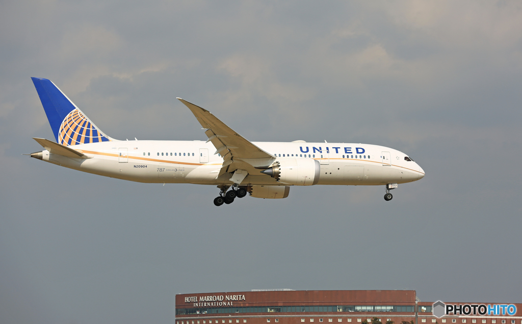 「スカイ」 UNITED 787-8 N20904 着地前