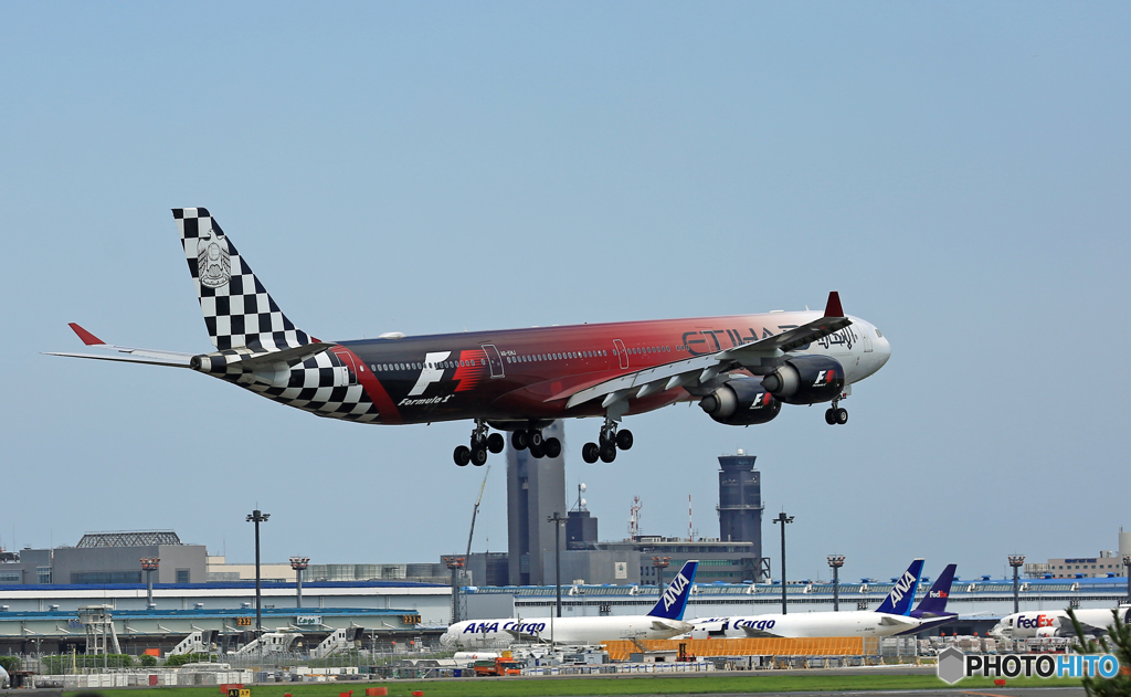 到着 Etihad A340-642 A6-EHJ