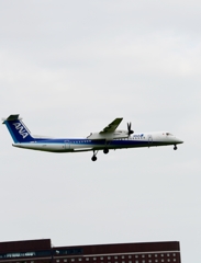 着陸（21-1）ANA Bombardier　DHC-8-402Q[a]